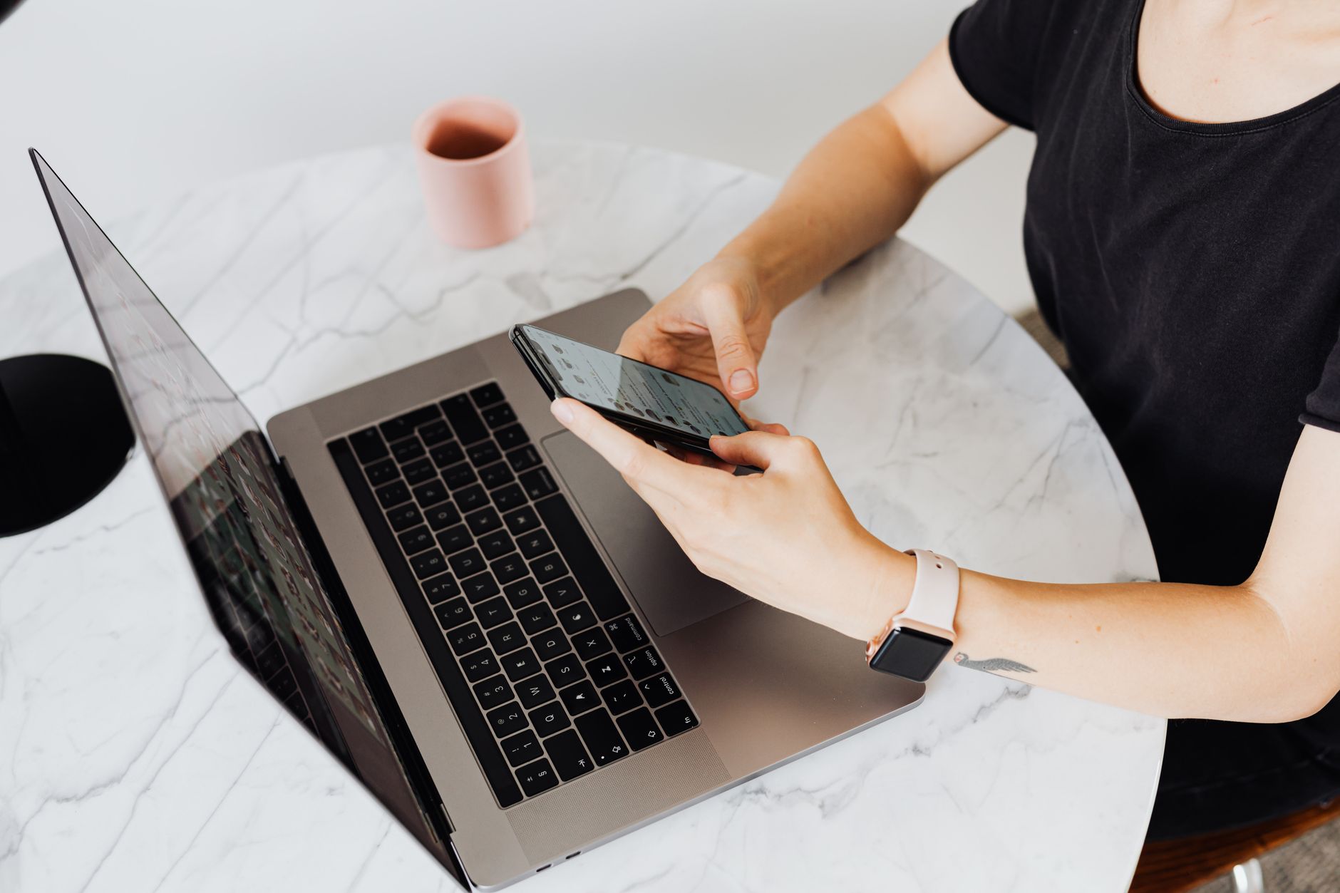 Ordinateur portable ouvert sur une table en bois, lumière du jour