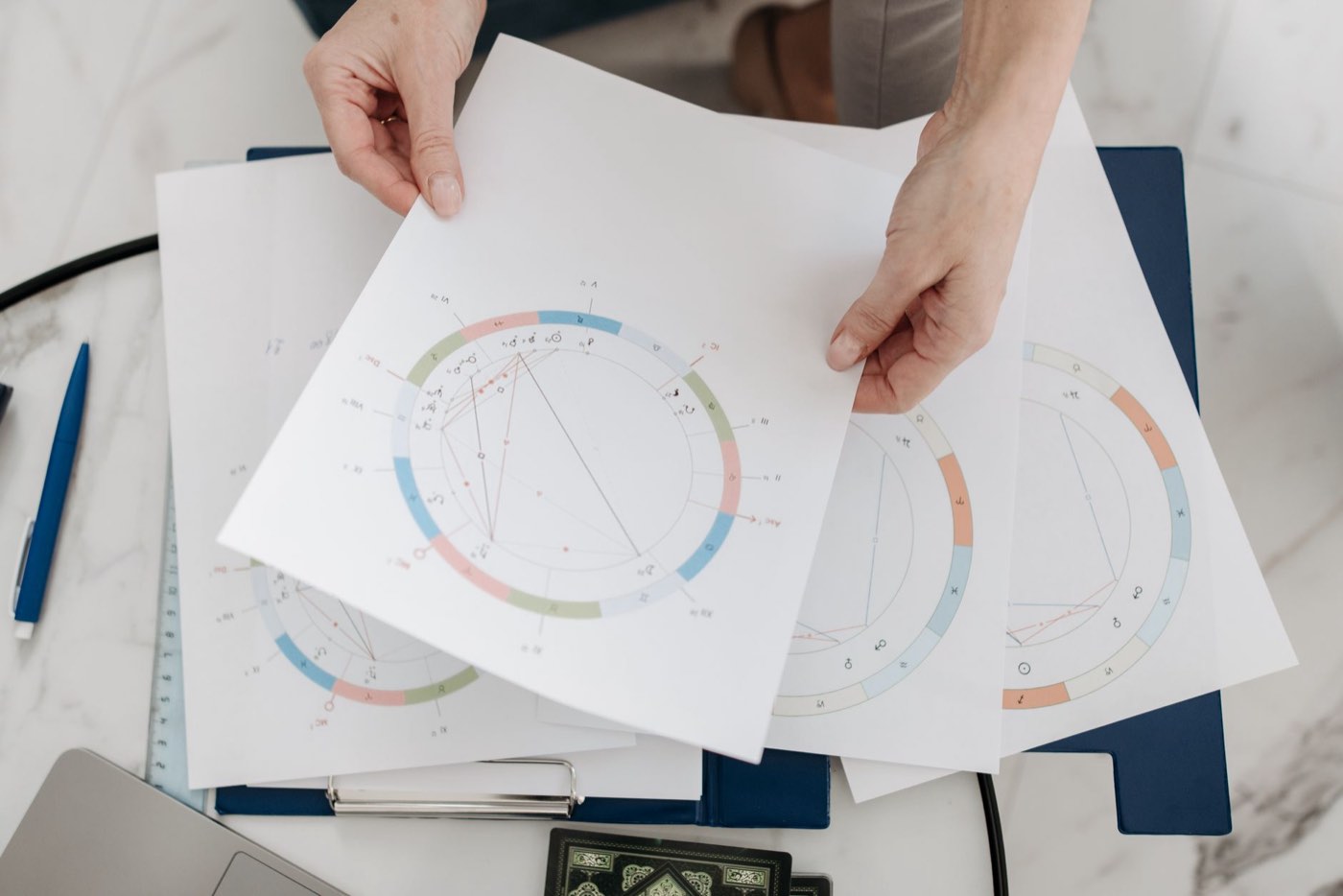 Illustration : Consulter un astrologue