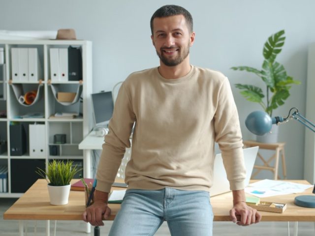 Étirements courts au bureau pour mobilité et prévention