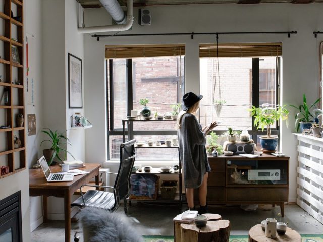 Micro‑mouvements discrets pour retrouver de l&rsquo;énergie au bureau