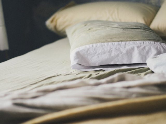 Choisir un oreiller à mémoire pour douleurs cervicales
