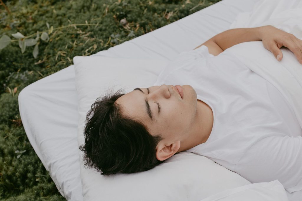 Réveils nocturnes : Comprendre les raisons de vos interruptions de sommeil