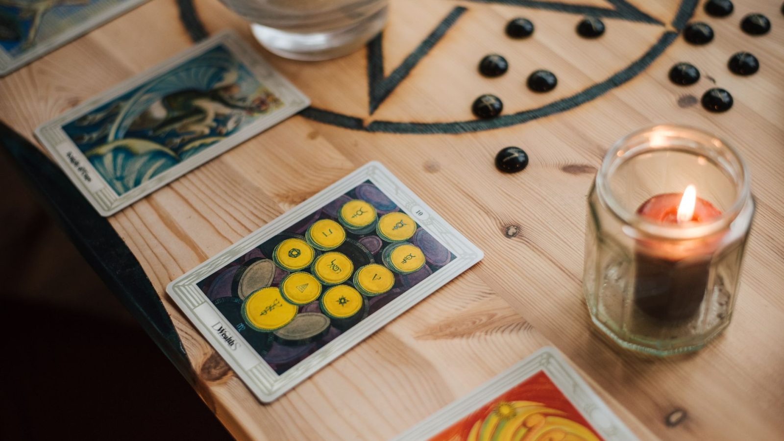 Pourquoi les concours de tarot passionnent la France entière