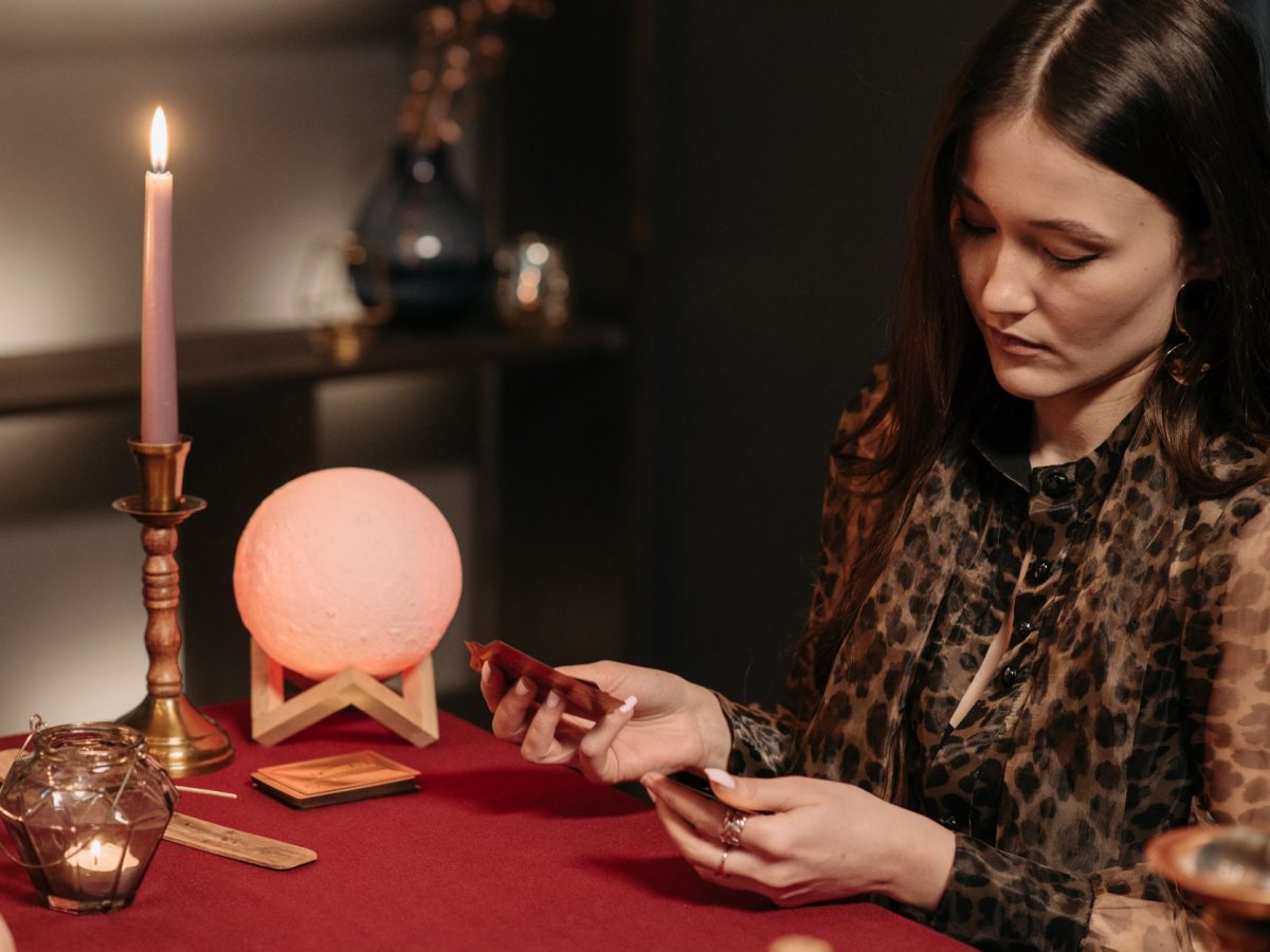 Pourquoi le Salon Zen & Parapsy à Martigues attire tant de curieux ?