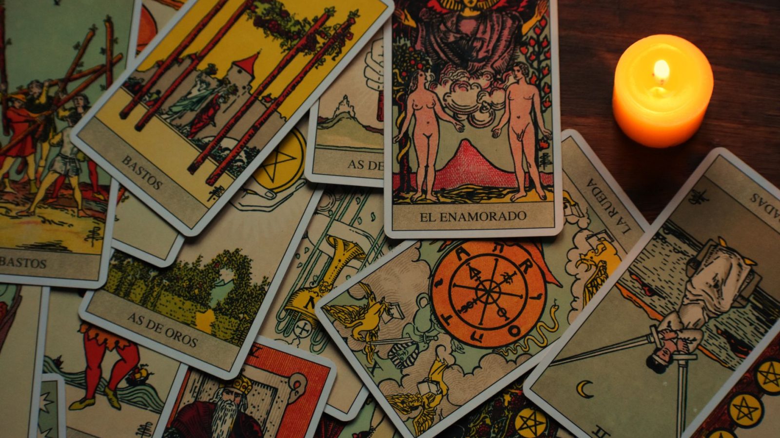 Pourquoi le tarot séduit-il de plus en plus en France ? Une réponse inattendue