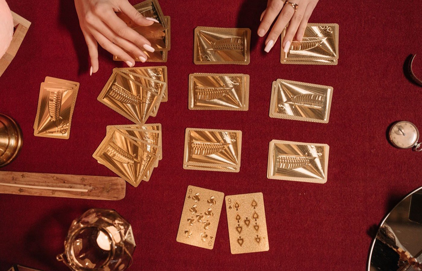 Tarot de Marseille: histoire, arcanes et usages symboliques