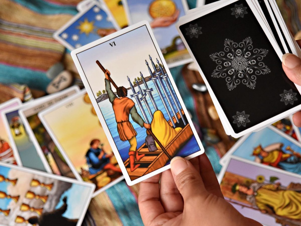 L'Hermite tarot: arcane IX, sens, symboles et interprétations